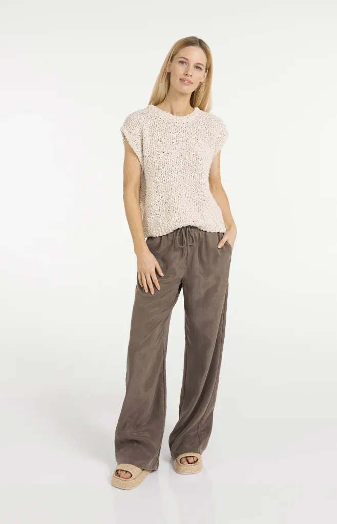 woven-wide-leg-trousers-with-elastic-waistband_a4700f45-f32e-4dbf-85e6-f76e939cc3e8.webp