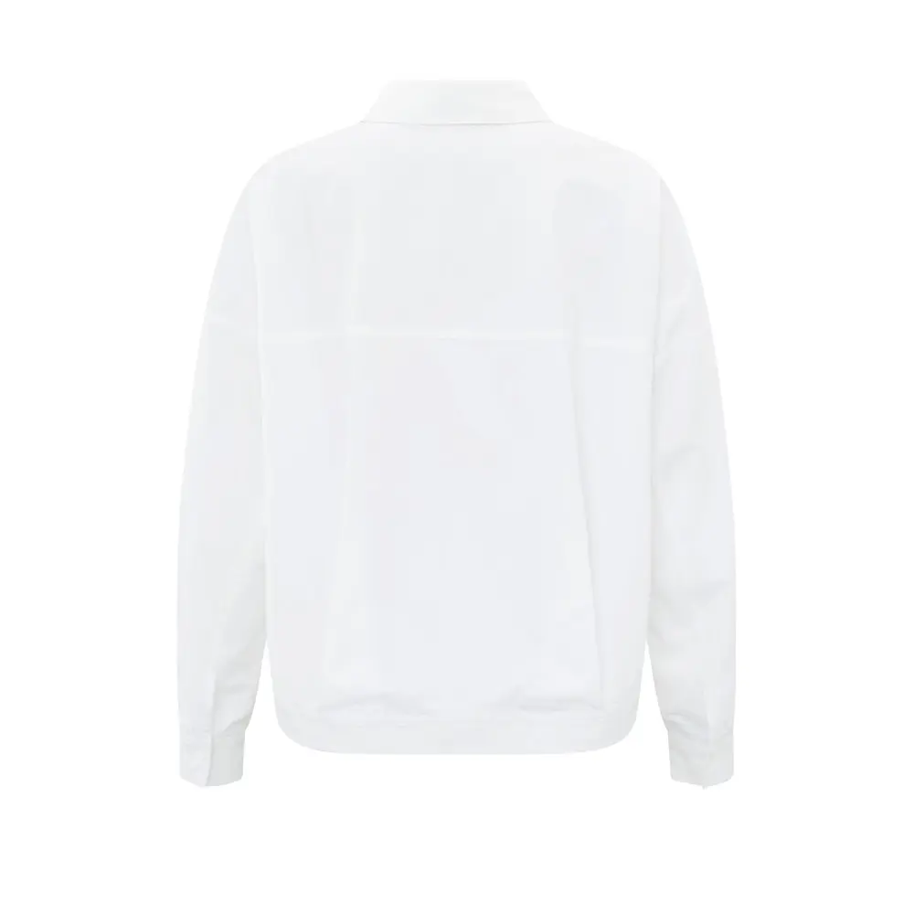 chemise-blanche-manches-chauve-souris-boutons-et-poches.webp
