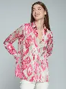 shirt-mariela-ikat-rosa-fresa-fondo-bg (1).webp