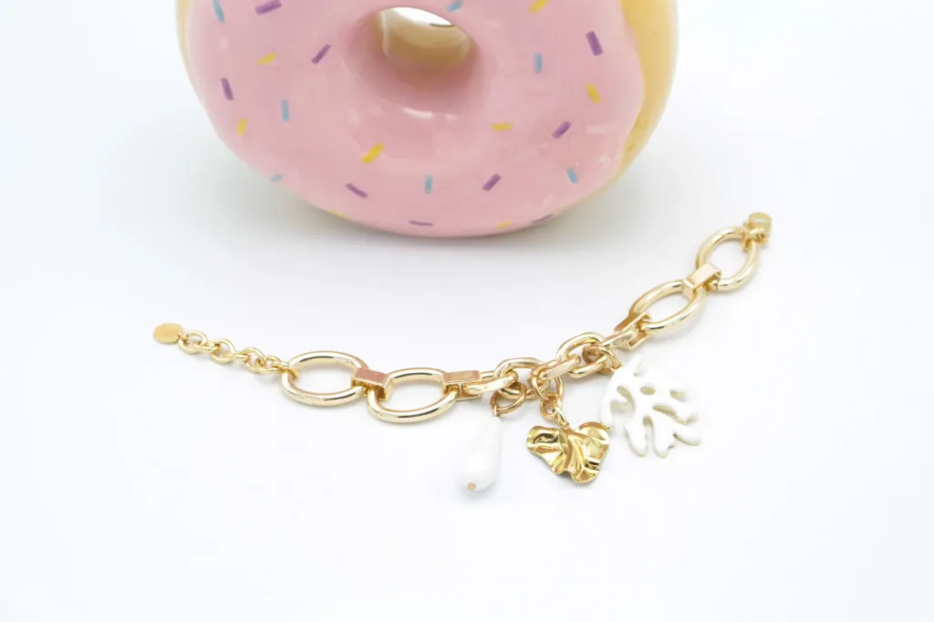 [x12-6-11] LES BLONDINETTES Bracelet chaine or corail blanc